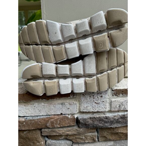On Cloud Shoes-Size 7.5 - Picture 7 of 8